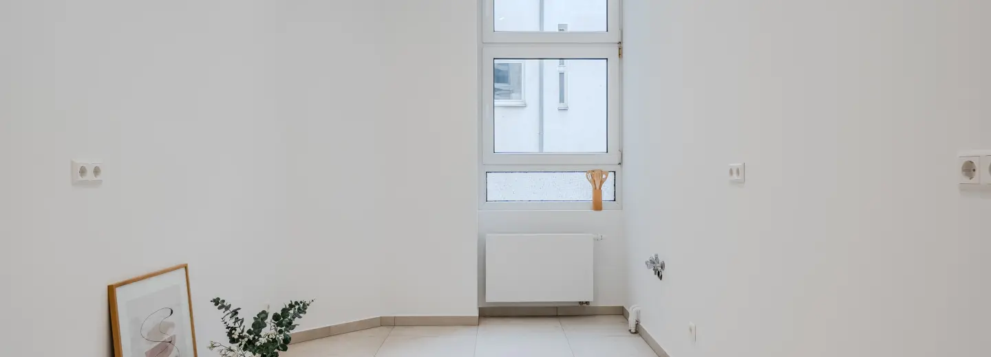 Helle Küche mit Fenster