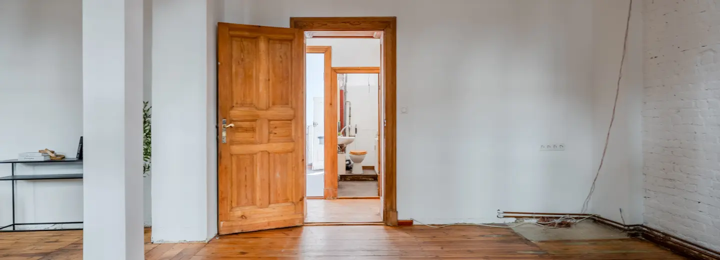Altbauraum mit Holztür 
