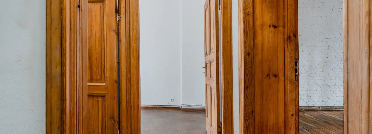 Durchgang mit historischer Holztür