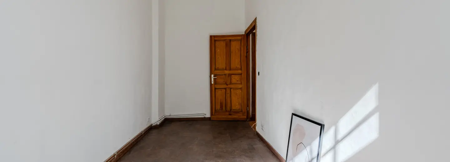 Nebenraum mit Tür am Raumende