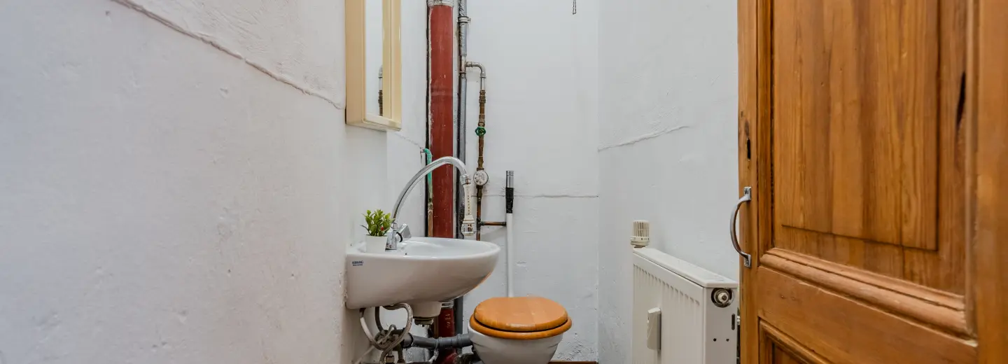Kompaktes WC mit Waschbecken