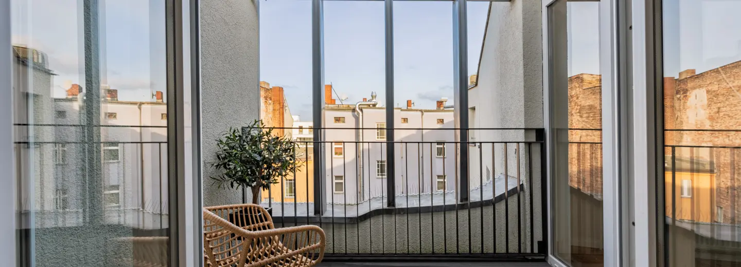 Große Fensterfronten durchfluten die Wohnung mit natürlichem Licht