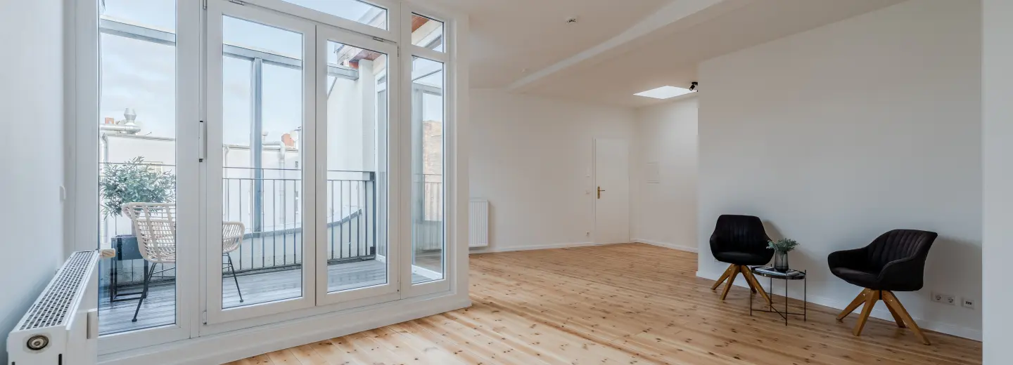 Der großzügige Wohnbereich mit Zugang zur neuen Dachterrasse