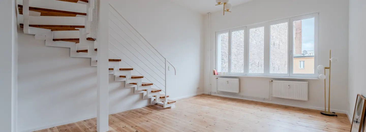 Die interne Treppe verbindet die beiden Ebenen zu einem harmonischen Ganzen