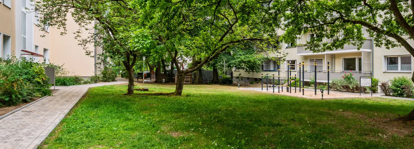 Begrünte Hoffläche mit altem Baumbestand