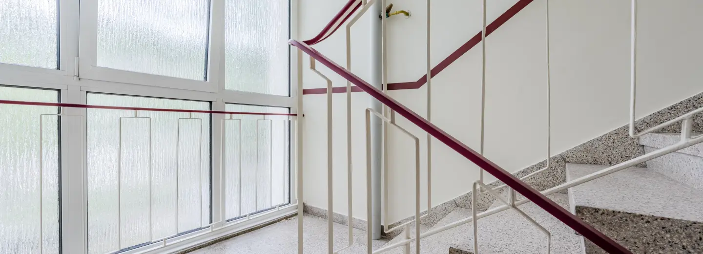 Treppenhauspodest mit Fenstern