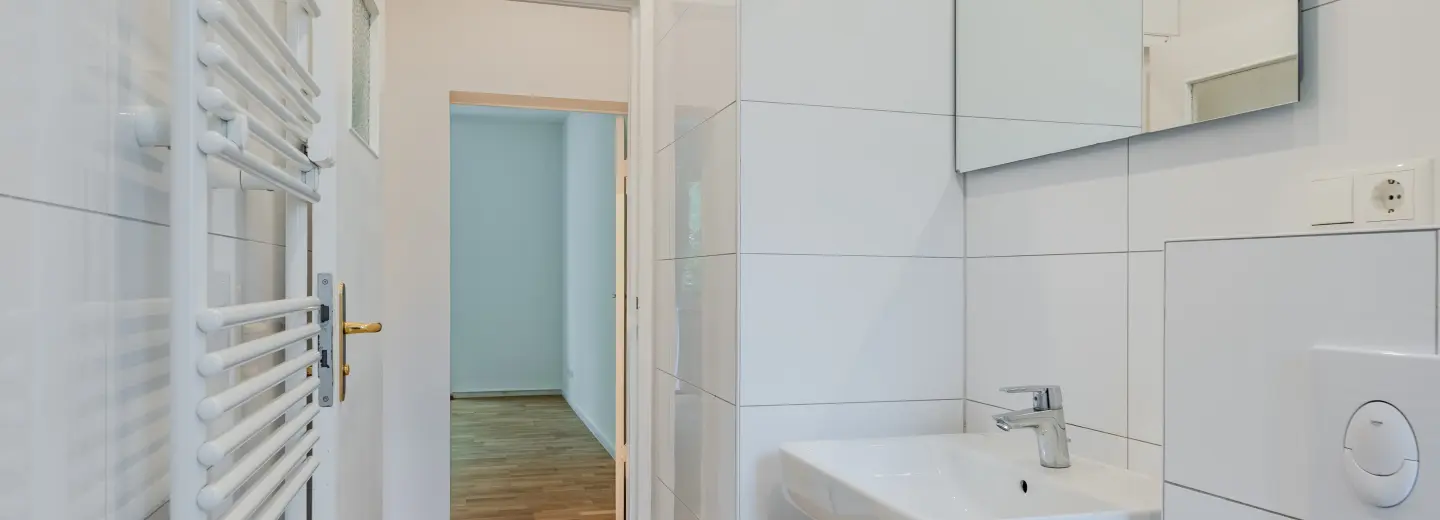 Bad mit Blick in den Flur