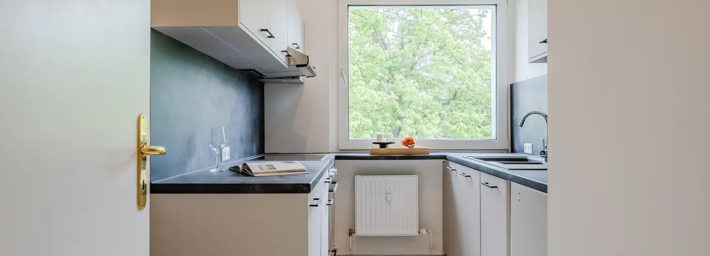 Küchenfenster mit Arbeitsfläche