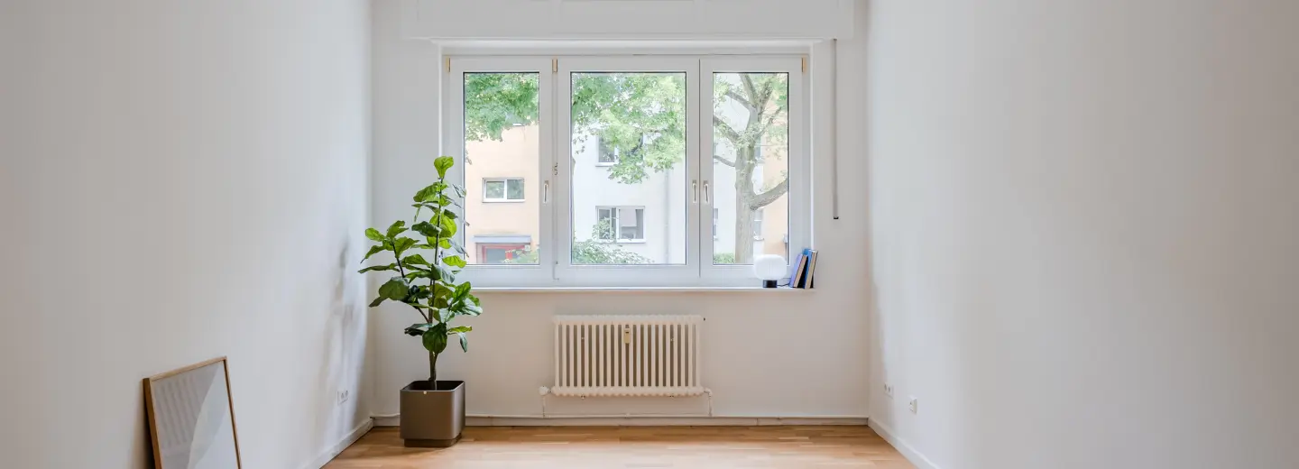 Zimmeransicht mit Fenster 