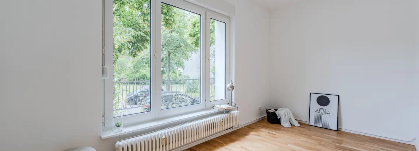 Helles Zimmer mit breiter Fensterfront