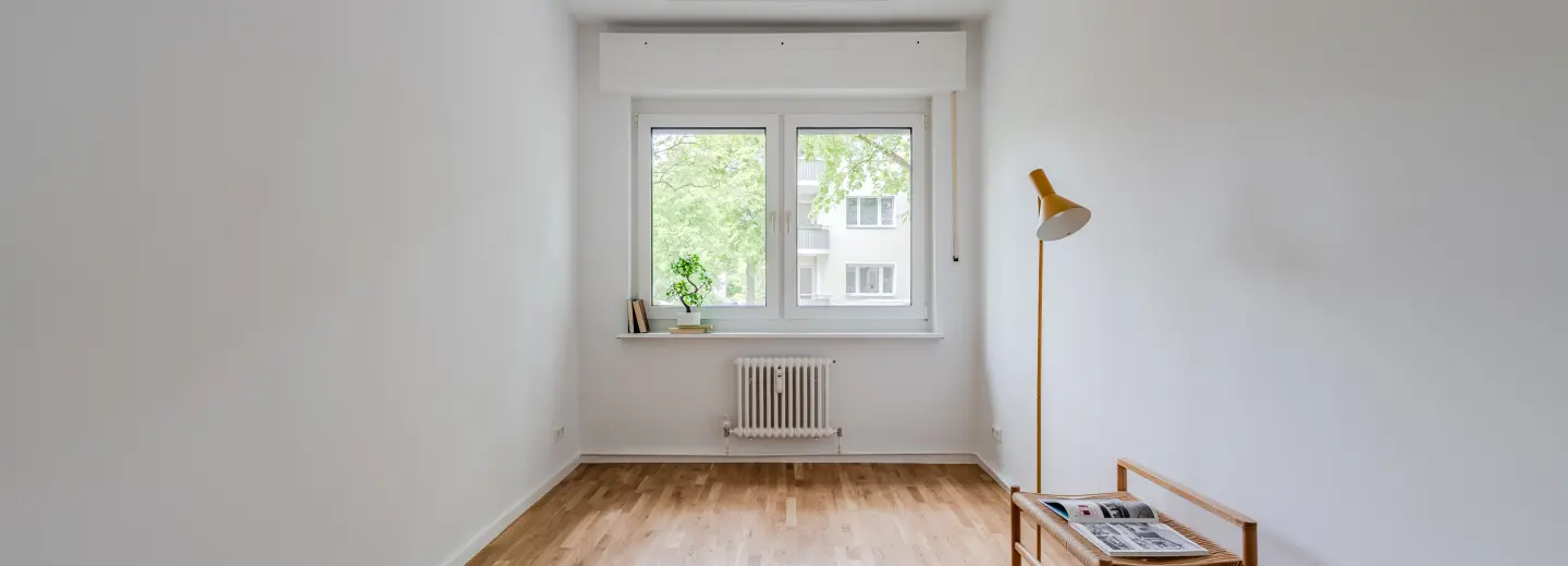 Wohnraum aus zweiter Perspektive mit Fensterfront