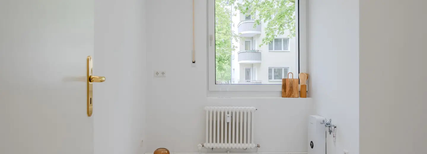 Heller Küchenbereich mit Fenster