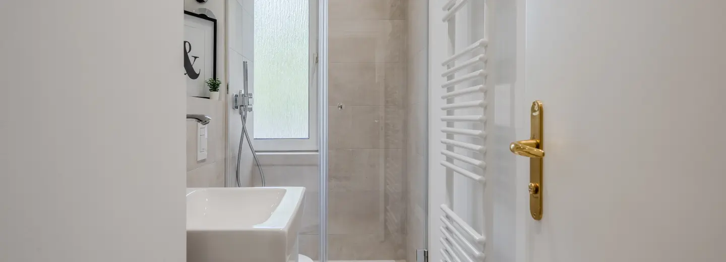 Tageslichtbad mit Regendusche