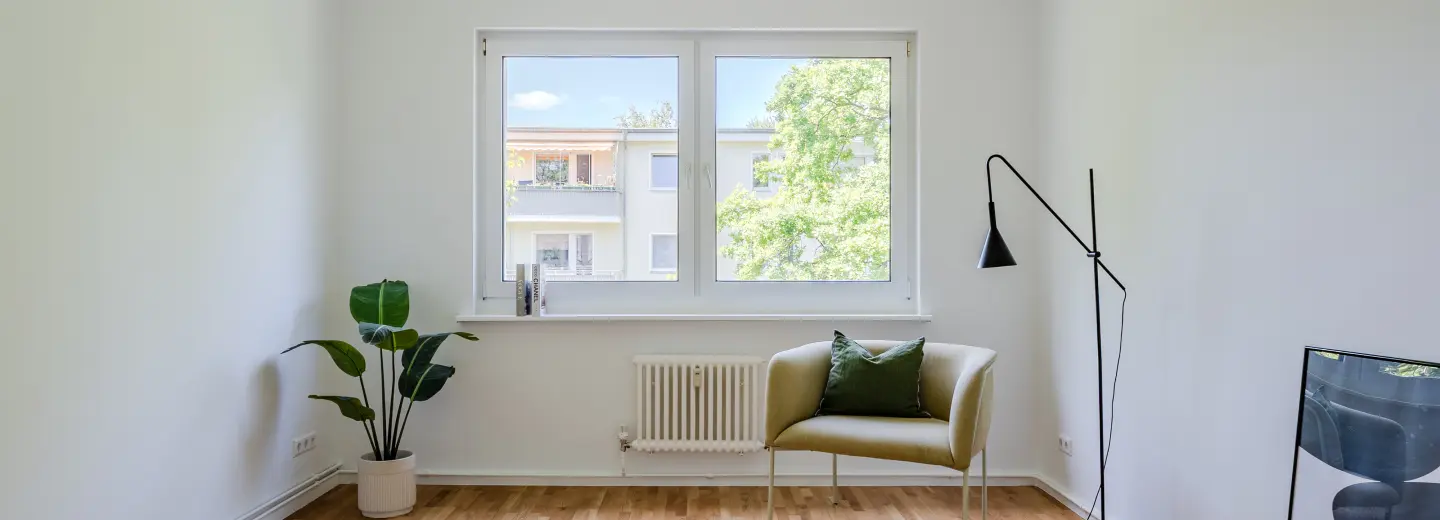 Ruhiges Schlafzimmer mit Stuckdecke