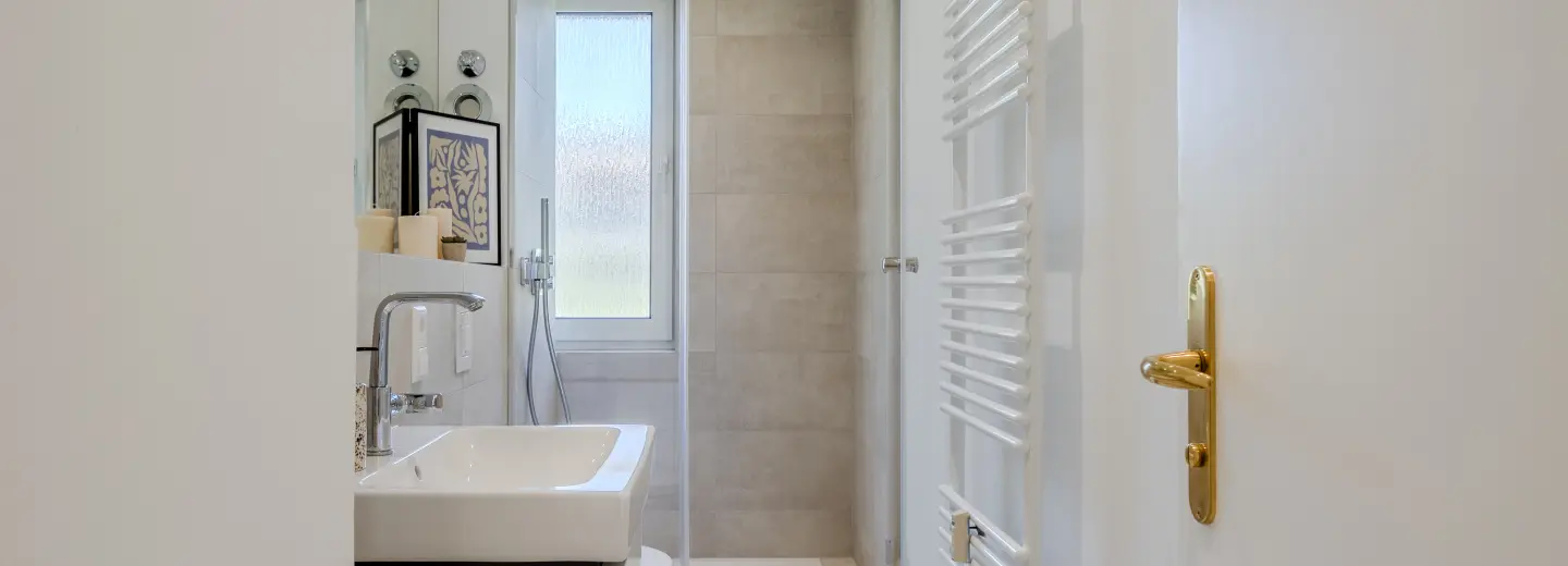 Modernes Bad mit hochwertigen Armaturen