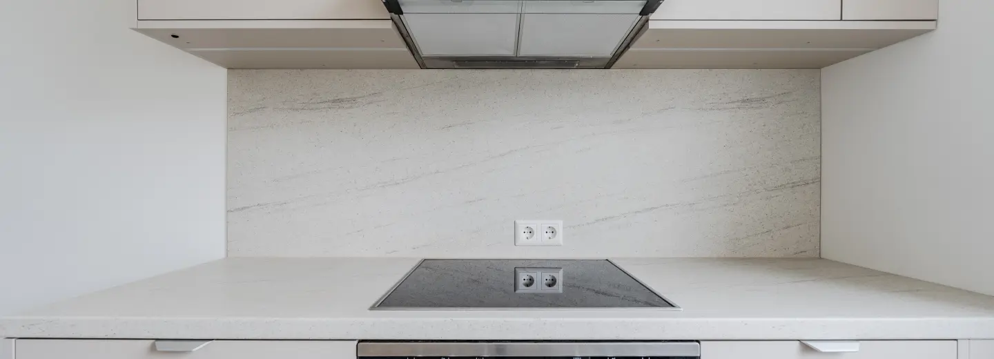 Küche mit Kochfeld und Backofen