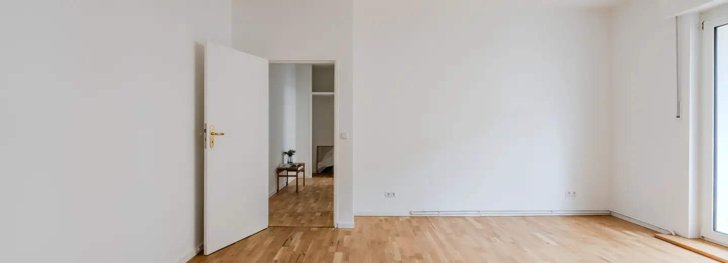 Wohnraum mit Blick zum Flur