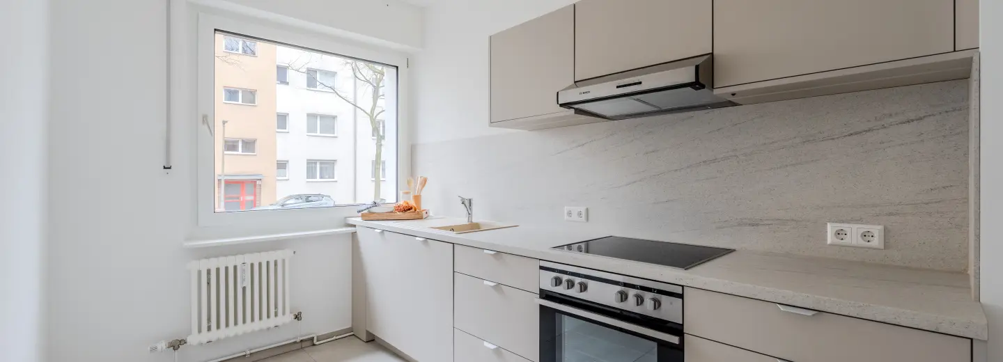 Küche mit Fenster und Gerätezeile