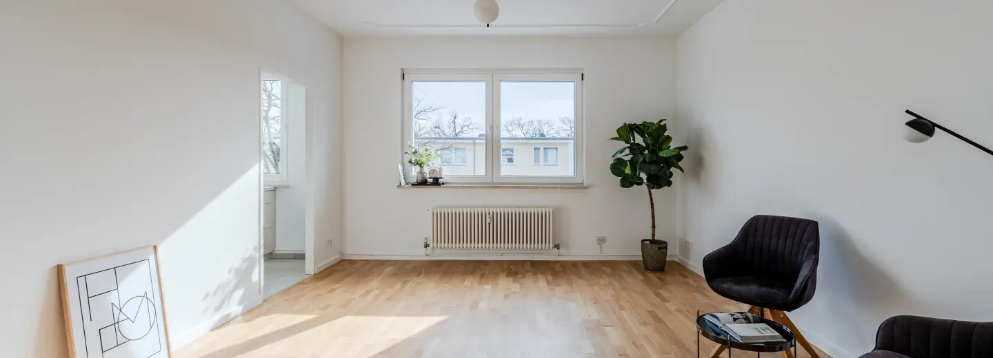 Heller Wohnraum mit offener Küche