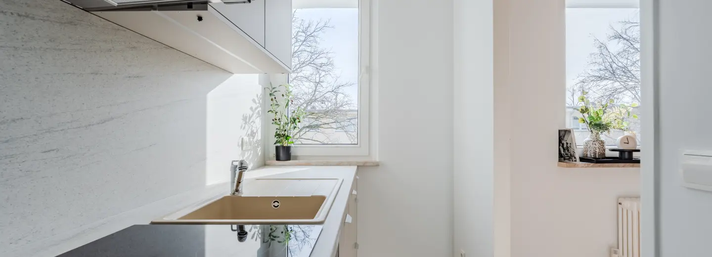 Küche in Längsansicht mit Fenster