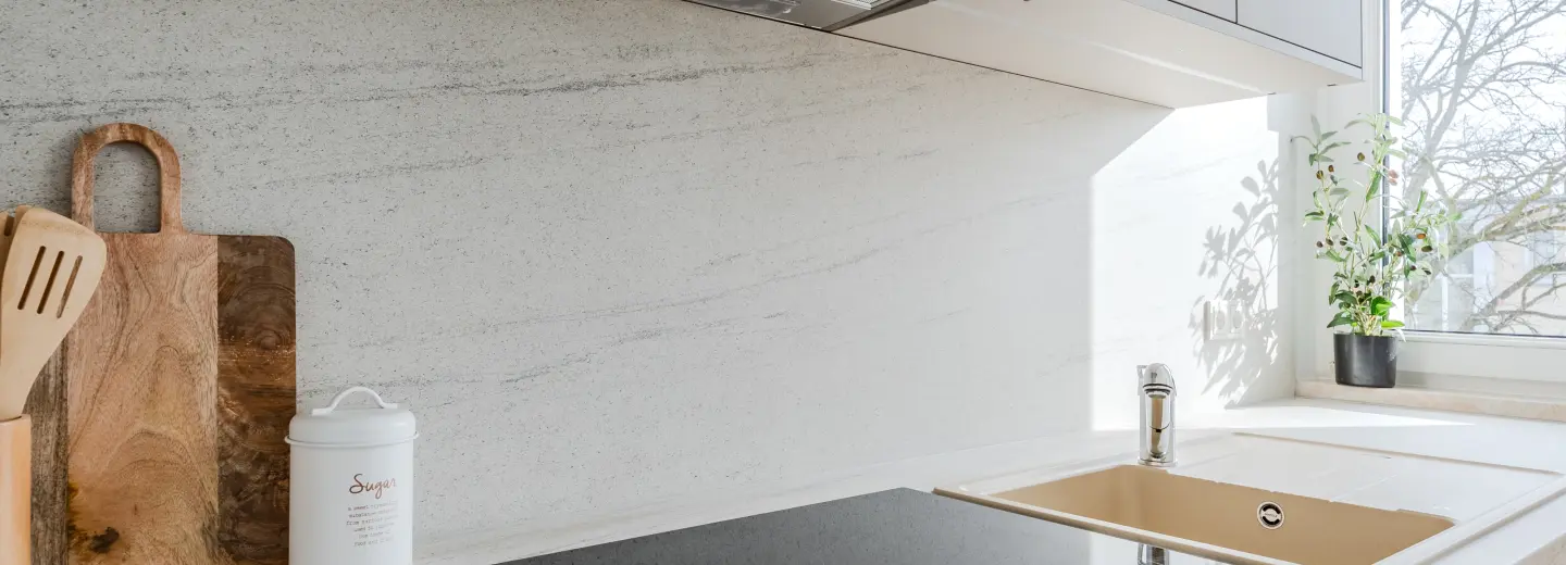 Küchendetail mit Kochfeld und Spüle