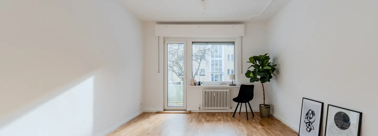 Wohnzimmer mit Balkontür und Eicheparkett