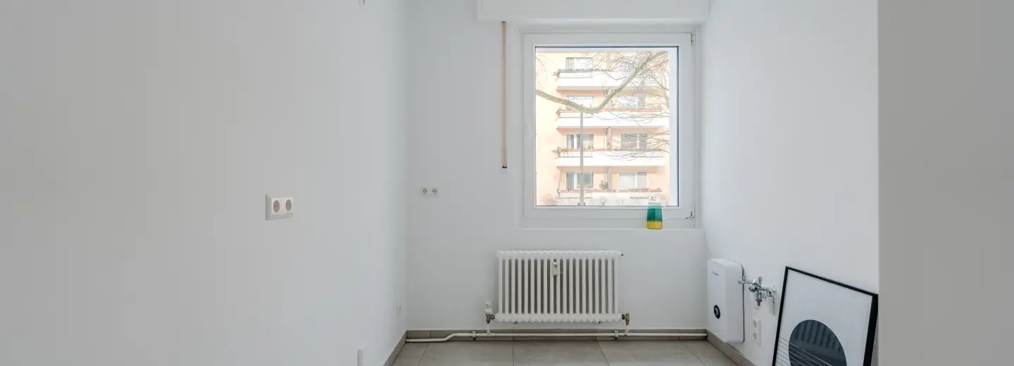 Helle Küche mit Fenster