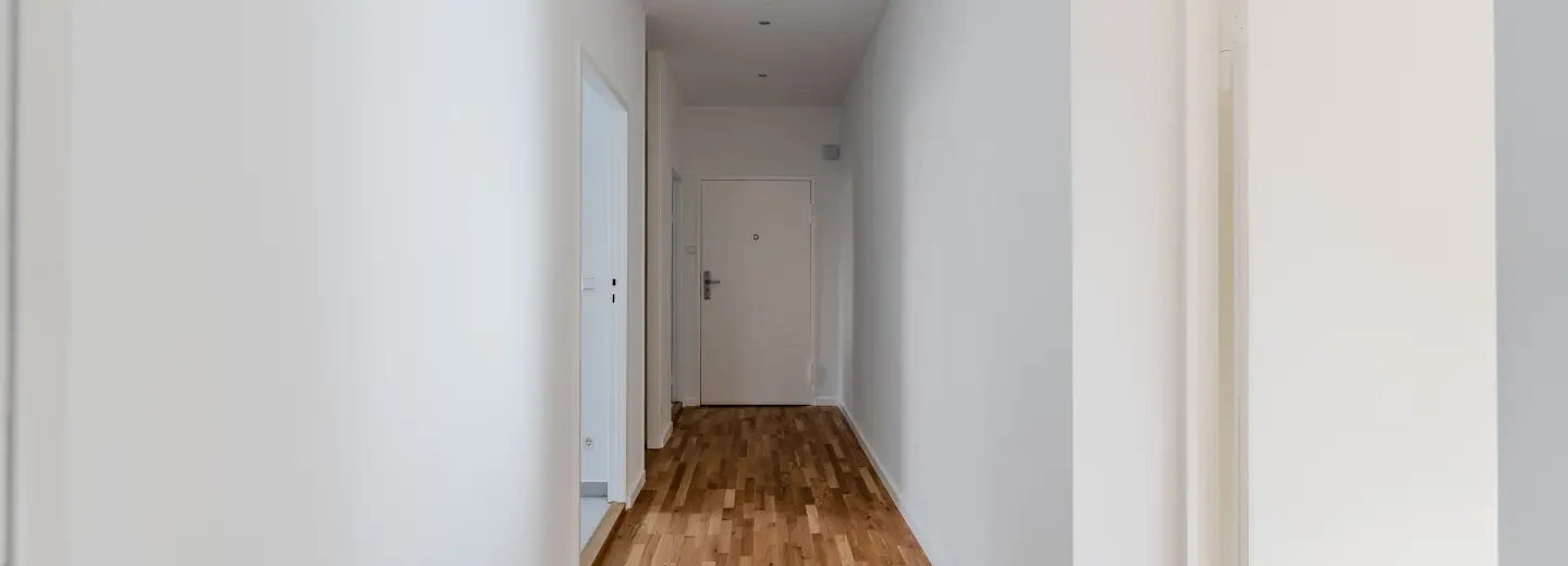 Langer Flur mit Parkettboden