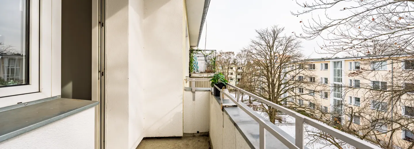 Balkon mit Blick ins Wohnumfeld