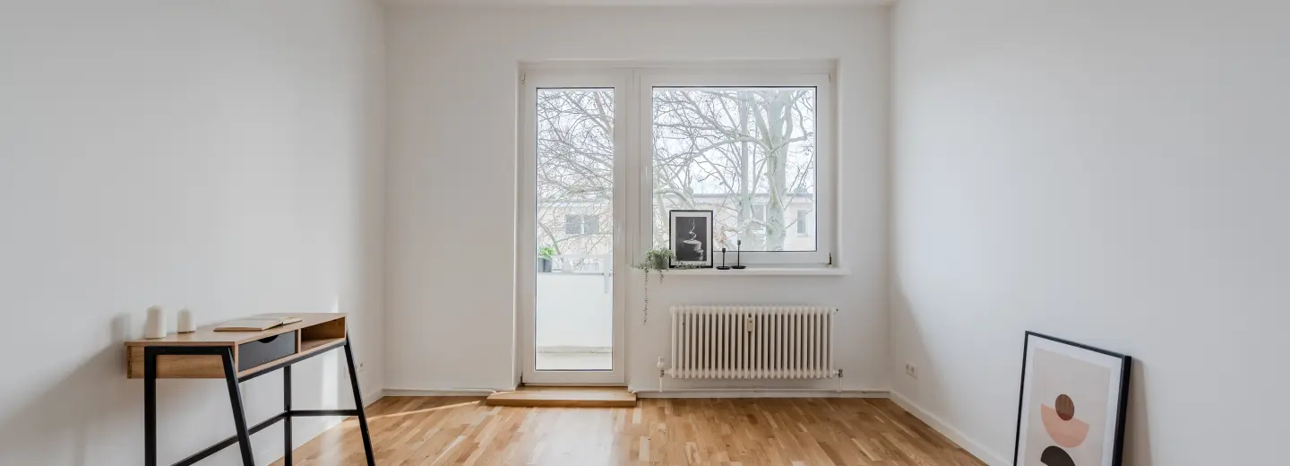 Wohnraum mit Balkonzugang