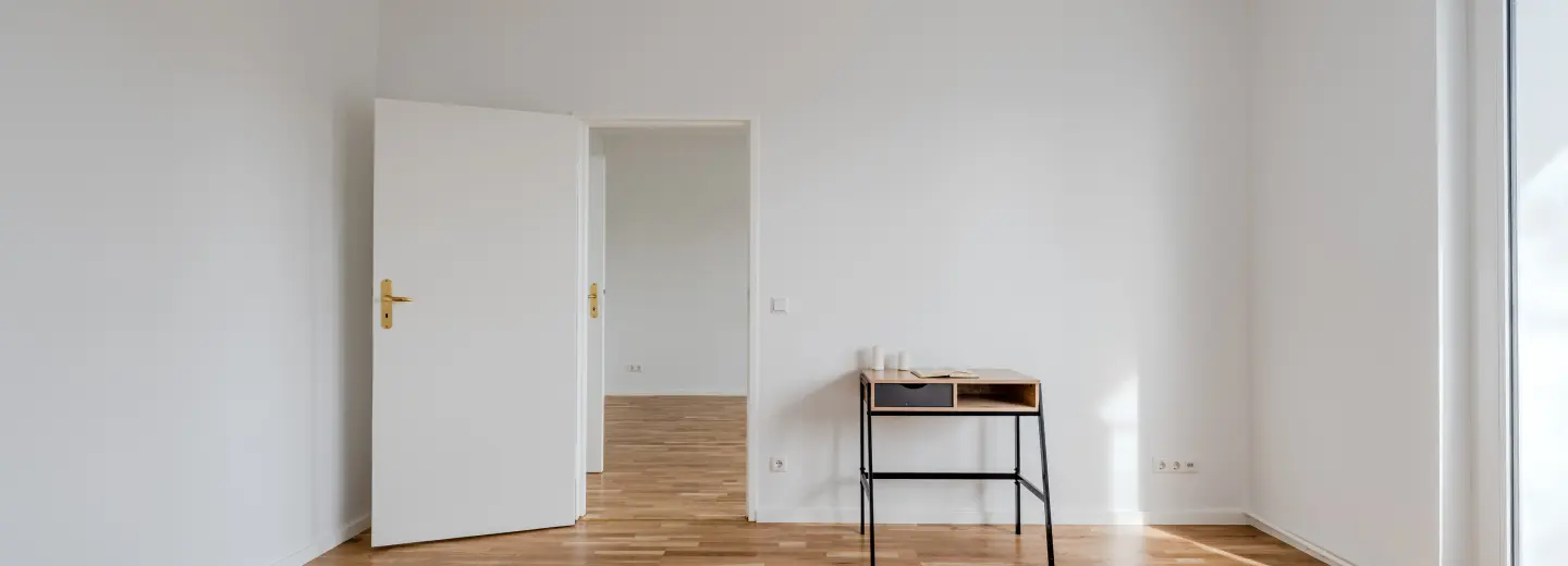 Wohnraum mit Blick zur Tür