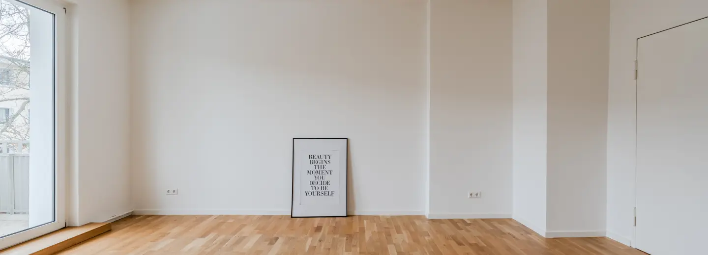 Wohnzimmer mit Parkett und Balkontür