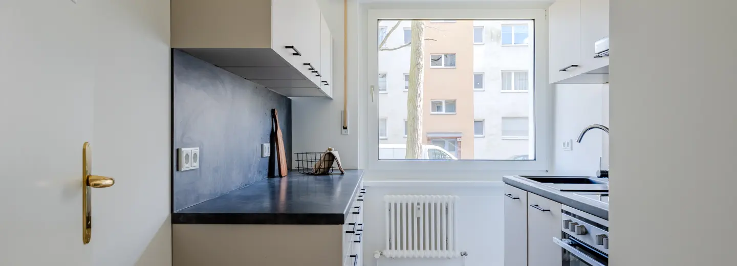 Küche mit Blick zum Fenster
