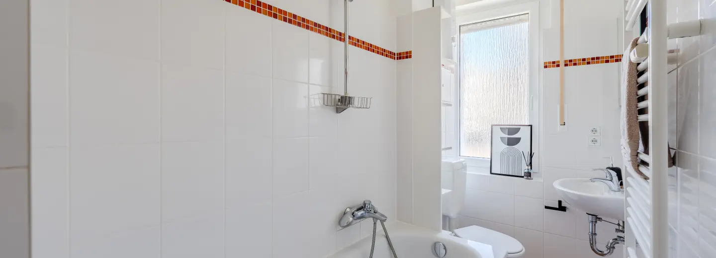 Tageslichtbad mit Badewanne