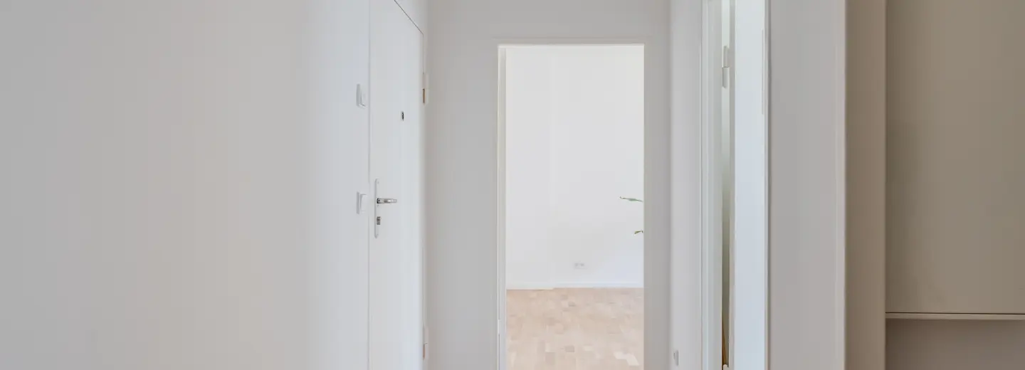 Flur mit Blick in den Wohnbereich