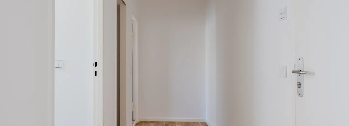 Flur mit Wohnungseingang und Parkett