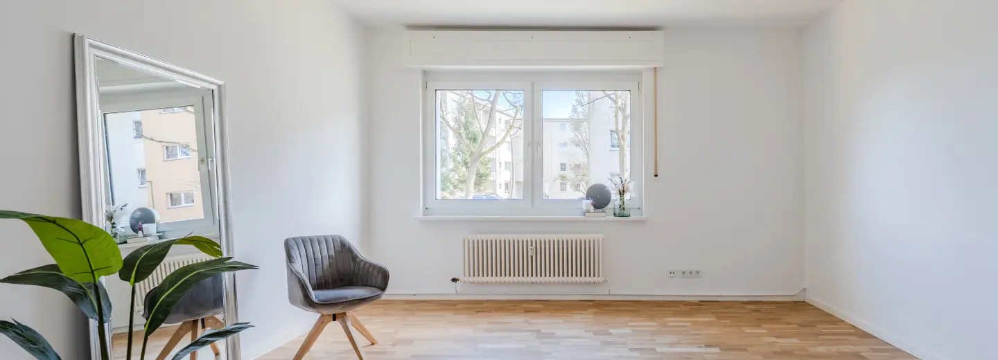 Großzügiges Wohnzimmer mit Fenster und Parkett