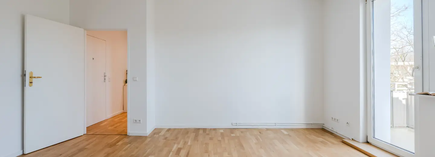 Wohnraum mit Blick zur Tür