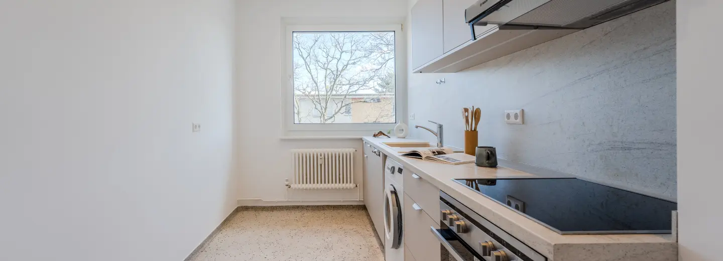 Küche mit Fenster in Längsansicht