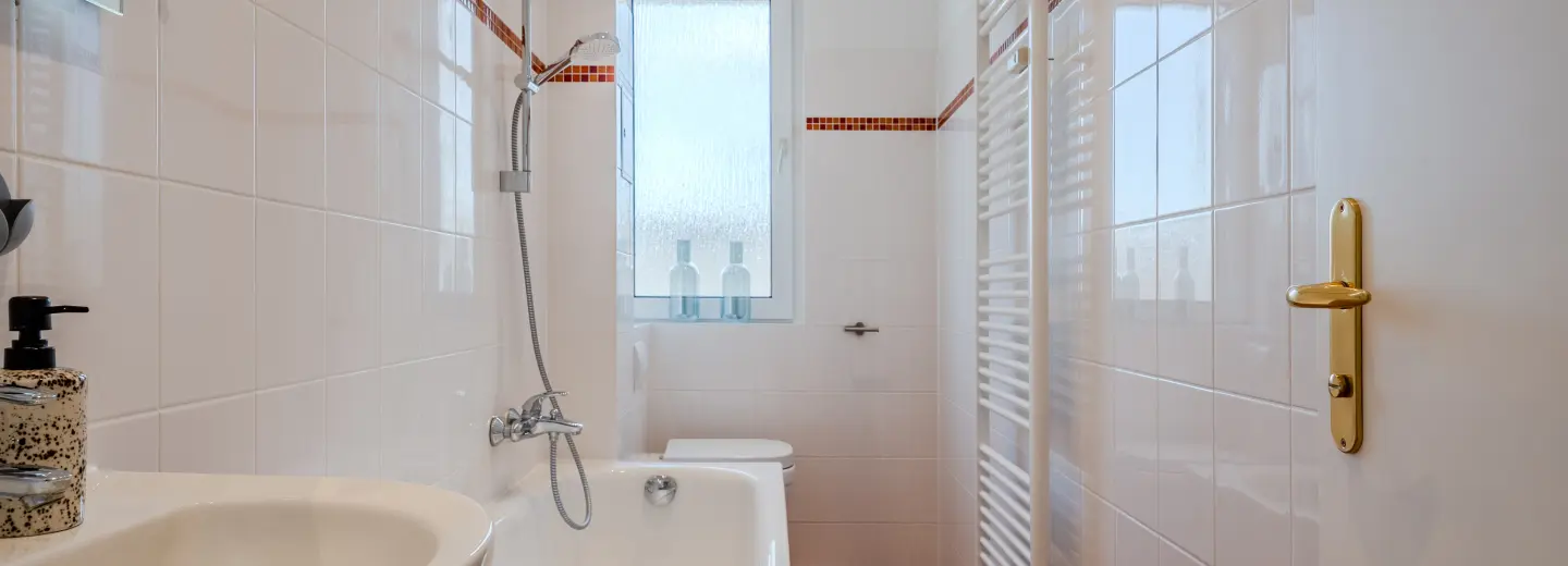 Tageslichtbad mit Badewanne