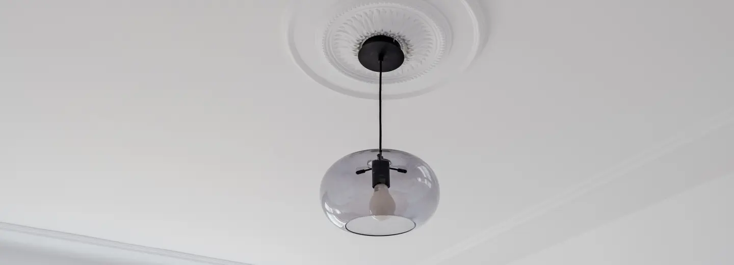 Deckenleuchte mit Stuckdetail