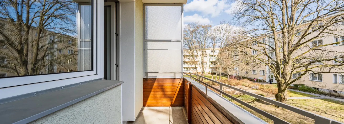 Balkon mit Blick in die Anlage