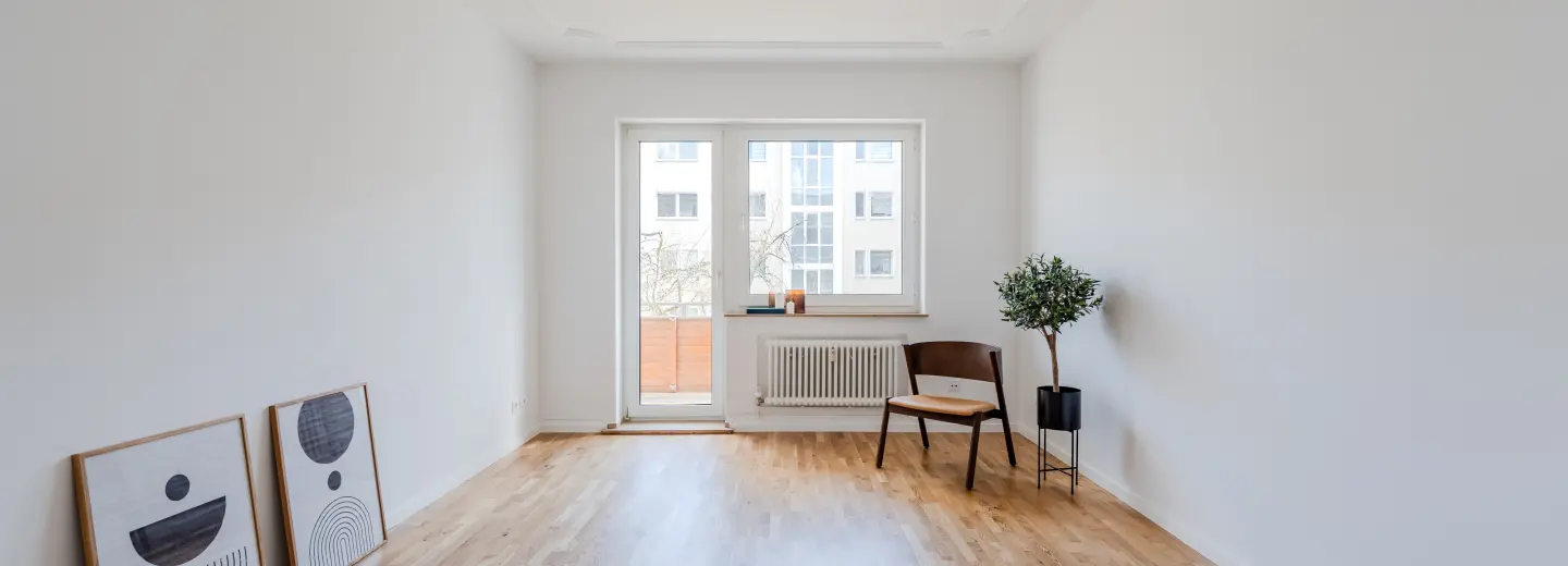 Wohnraum mit Balkonzugang