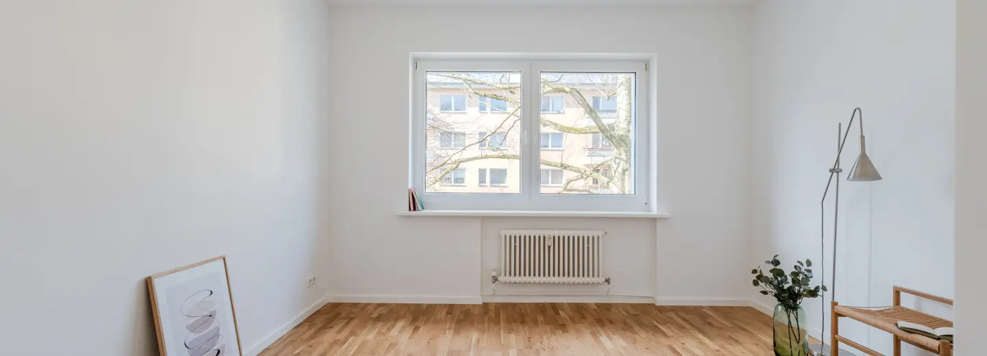 Schlafraum mit großem Fenster