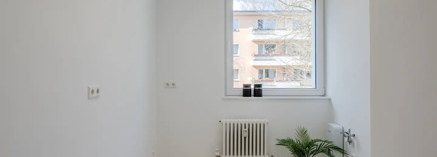 Küche mit Fenster und Anschlüssen