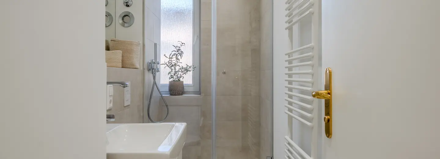 Bad mit Dusche und Fenster