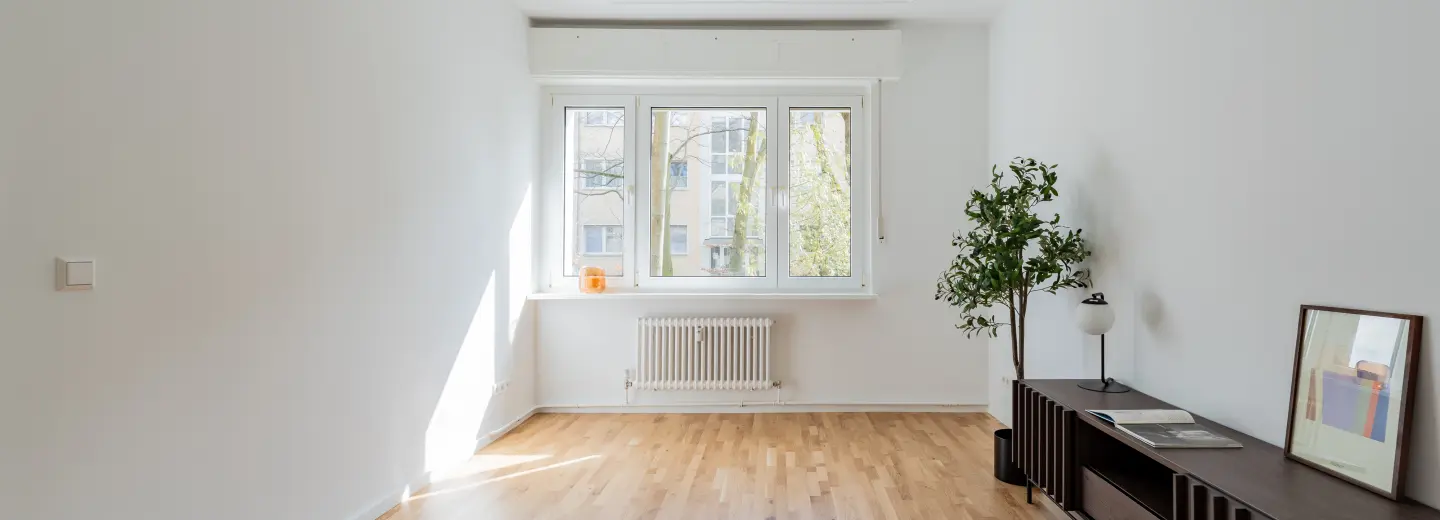 Helles Wohnzimmer mit großer Fensterfront