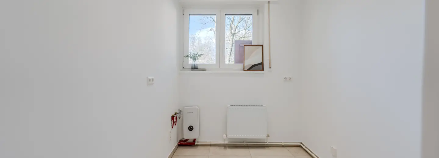 Küche mit Fenster und Fliesenboden