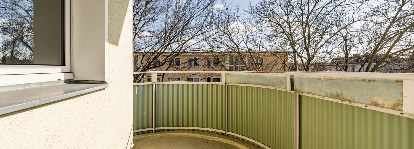 Balkon mit Blick ins Quartier