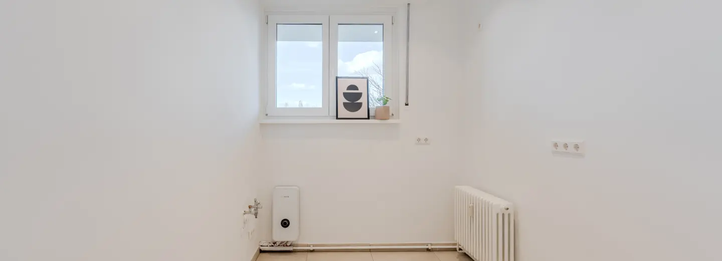 Hochwertige Küche mit Fenster und Einbaugeräten